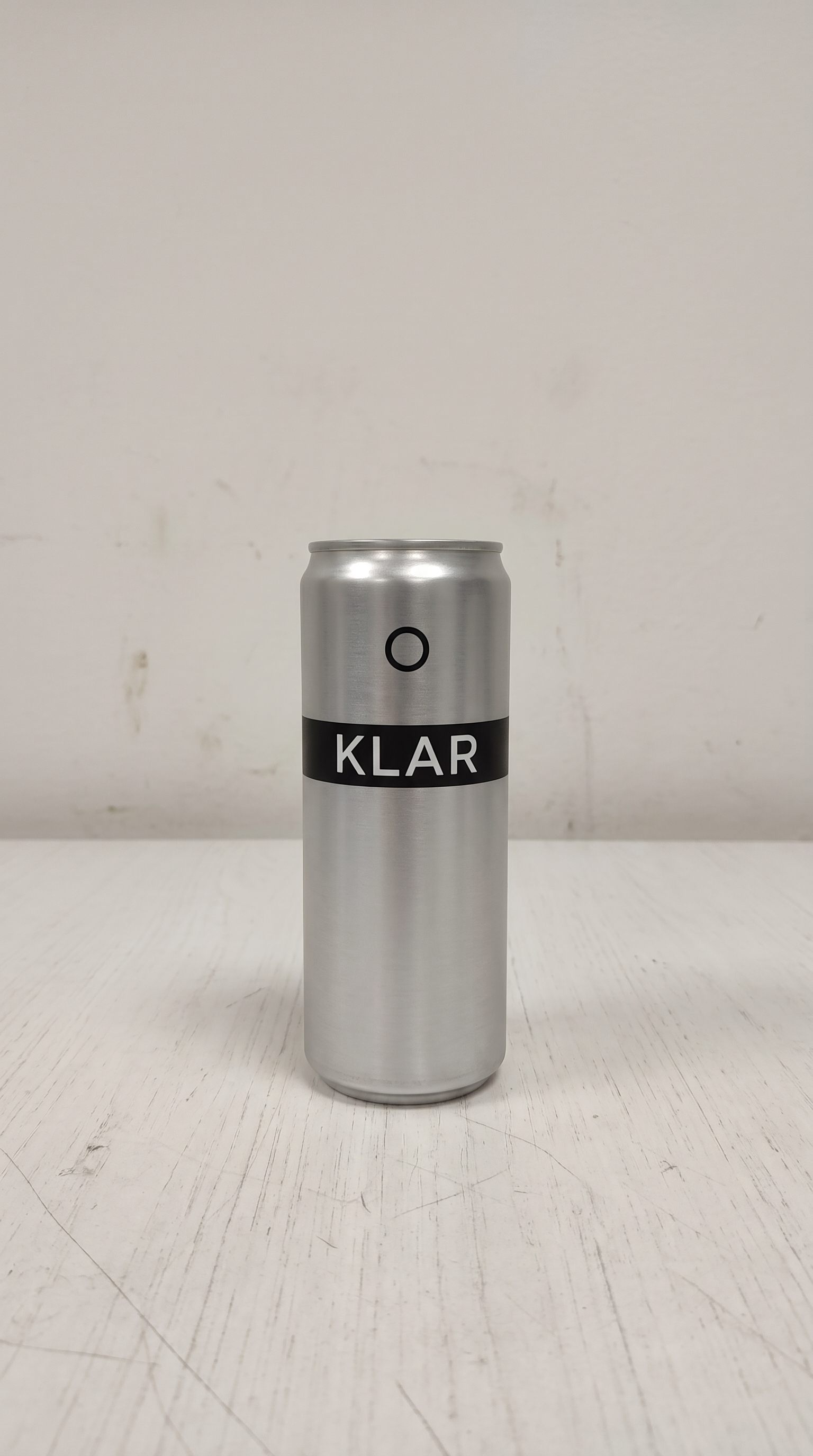פחית KLAR בפרסומת שגרתית — לפני